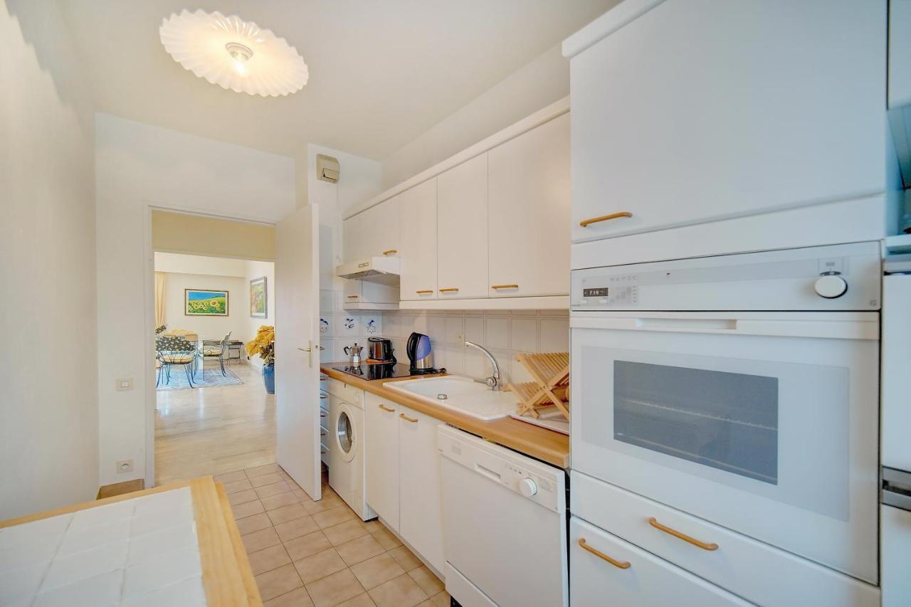 3 Bedrooms Center South Terrace Apartment